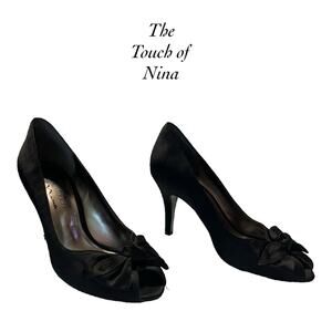 The Touch of Nina Fritzia Black Satin Bow Peep Toe Dress Pumps Heels Size 7 FLAW